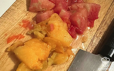 Добавляем нарезанные помидоры.