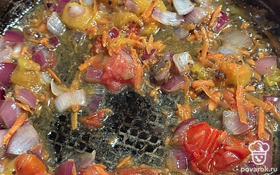 Натираем морковь и отправляем в сковороду. Пассеруем 5 минут.