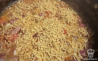 Теперь засыпаем макароны и добавляем немного воды.