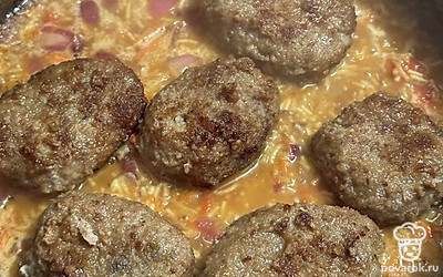 Выкладываем наши котлеты, убавляем газ и готовим под крышкой еще 15 минут.