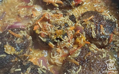 В этом блюде присутствует и гарнир, и мясо, и подливка. Но можно подать к котлетам отварной картофель.