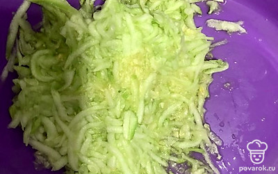 Кабачок почистить, натереть на крупной терке, посолить , дать постоять 15 минут. После этого хорошо отжать, чтобы убрать лишнюю жидкость.