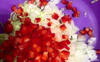 Лук почистить, нарезать небольшими кубиками. Перец помыть, почистить и нарезать небольшими кубиками.