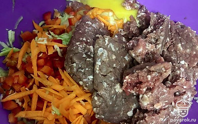 Морковь натереть на крупной терке и добавить к овощам. Туда же отправить фарш и 1 яйцо. Добавить соль и перец по вкусу.