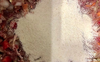 Добавить манную крупу и очень хорошо перемешать. Далее отбить фарш руками, бросая его на поверхность стола. Делать так 7-10 минут.