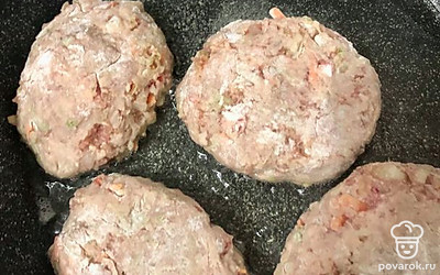 Сформировать котлеты, обвалять их в муке и обжарить на заранее разогретом растительном масле с двух сторон до готовности. Приятного аппетита.