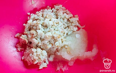 Лук почистить, натереть на мелкой терке. Ломтики хлеба замочить в молоке, натереть на крупной терке.