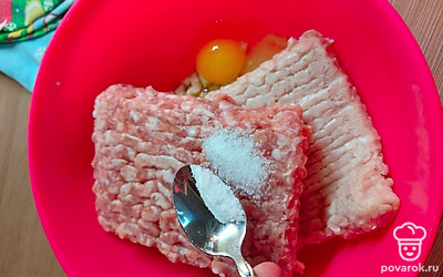 К полученной массе добавить фарш, яйцо, соль, чеснок и перец по вкусу.