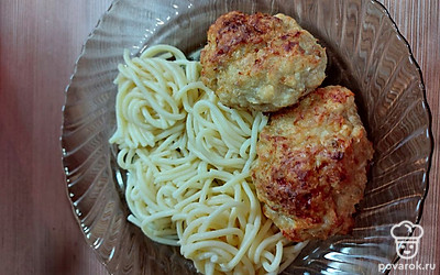 За 5 минут до готовности смазать котлетки сливочным маслом. Котлеты украсят любой гарнир. Приятого аппетита!