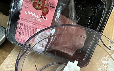 Мясо нарезать и выложить в чашу, чтобы превратить в фарш.