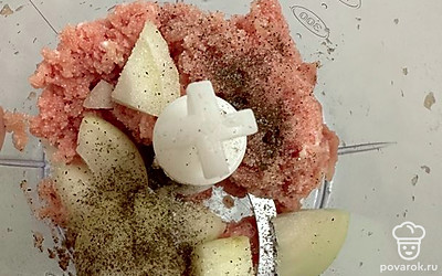 Приправить луком и специями.