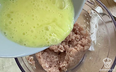 Влить яйцо.