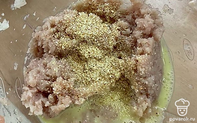 Добавить сухой чеснок и перемешать.