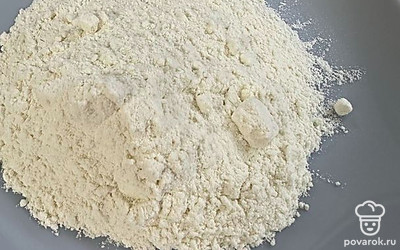 Подготовить муку для панировки.