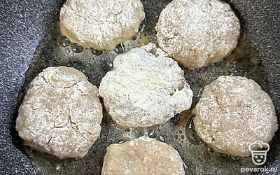 Сформировать котлеты, обвалять в муке. Жарить по 5-7 минут с каждый стороны, обязательно под крышкой.