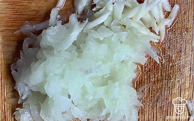 Натереть на терке лук и чеснок.