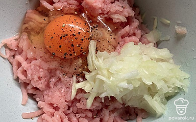 К фаршу добавить чеснок, лук, яйцо, соль и специи.