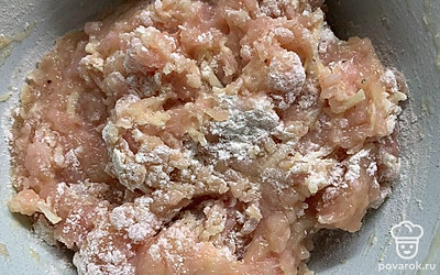 Добавить муку, перемешать.