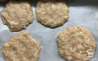 Сформировать котлеты и запечь в духовке 30-35 минут при 180 градусах.