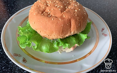 Подать в бургере.