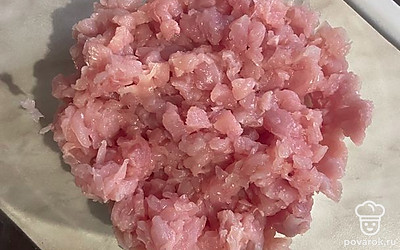 Мелко нарубить филе индейки.