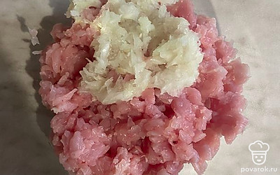 Натереть на терке лук.