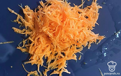 Натереть морковь.