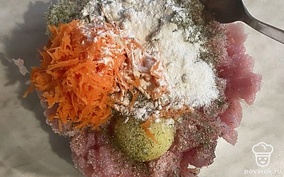 Добавить специи, муку, перемешать все вместе.