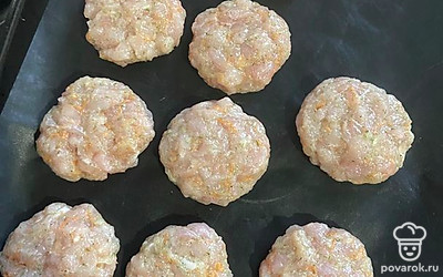 Сформировать котлетки и выложить на противень, поставить в разогретую духовку на 25 минут при 180 градусах.