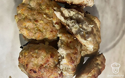 Подавать котлетки с любым гарниром и овощами.