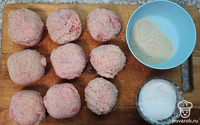 Шарики из куриного филе я приготовила заранее. Для этого нам понадобится 500-600 граммов куриного филе, лук и соль по вкусу. Куриное филе прокрутить через мясорубку. Через мясорубку прокрутить лук, добавить соль по вкусу. По желанию можно добавить в фарш яйцо. 