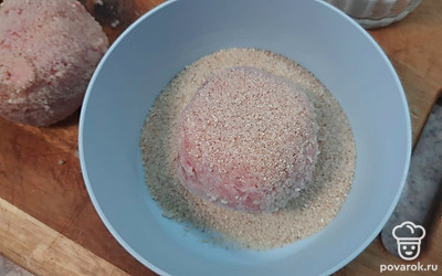 Сформировать шарики из фарша и обвалять их в панировочных сухарях.