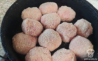 Сковороду разогреть, добавить растительное масло. И выложить в сковороду биточки.