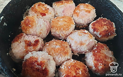 Обжаривать до золотистой корочки с двух сторон, затем добавить немного воды и тушить под крышкой до готовности (примерно 20-25 минут).