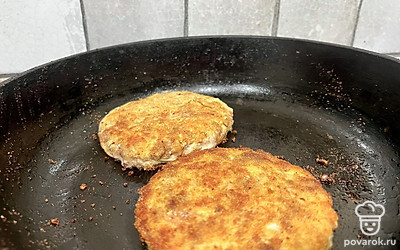 Нагреваем сковородку и обжариваем котлетки с двух сторон по 3-4 минуты до золотистой корочки.