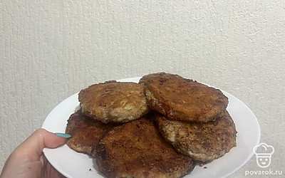 Из этого количества ингредиентов получилось 8 сытных и сочных котлет. Можно подавать с любым гарниром или овощным салатом. 