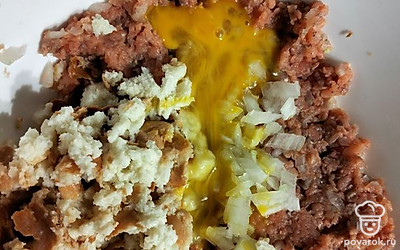 К фаршу горбуши добавить мелко нарезанный лук, замоченный хлеб, яйцо и хорошо перемешать.