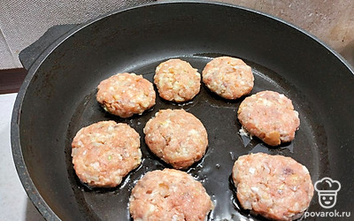 Разогреть сковороду, влить масло и выложить котлеты. Обжарить на слабом огне до золотистого цвета с каждой стороны.