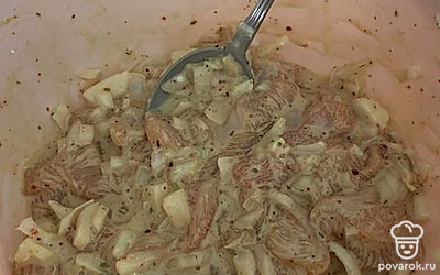 Курицу мелко нарезать, лук и чеснок измельчить, яйцо разбить. Добавить майонез, крахмал, соевый соус, соль, паприку и поставить в холодильник на 20 минут.