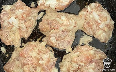 Сформировать котлетки и обжарить их с двух сторон на сковородке (на среднем огне).