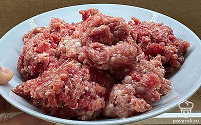 Выложить и размять фарш.