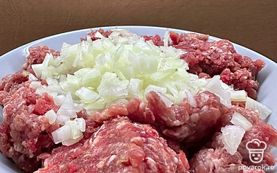 Добавить мелко нарезанный лук.