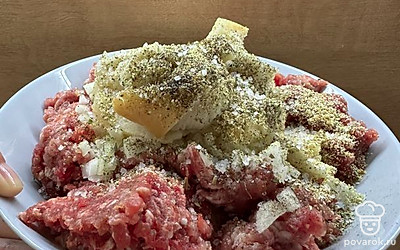 Выложить хлеб, заранее смоченный в воде, и специи.