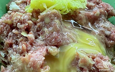 Добавить яйцо и картошку, натертую на мелкой терке.