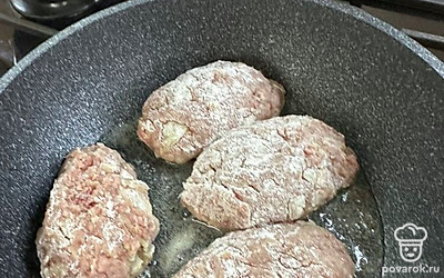 Сформировать котлеты и обжарить, присыпать мукой по желанию.