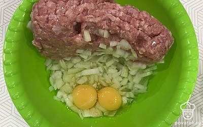 Измельчите лук и добавьте его в фарш. Добавьте яйца, соль и перец по вкусу.