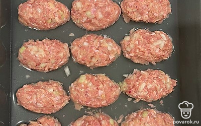 Сформируйте котлеты и выложите на противень.