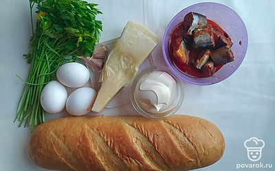 Яйца отварите вкрутую. Остудите и очистите от скорлупы. Чеснок очистите и промойте. Петрушку промойте и обсушите бумажными полотенцами.