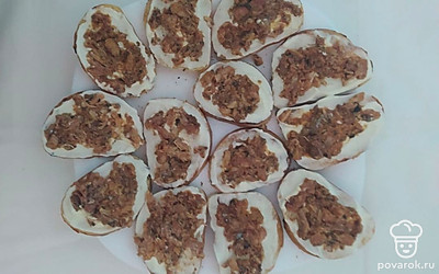 Сайру выложите в мисочку и разомните вилкой до однородности.