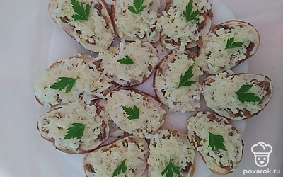 Сыр натрите на мелкой терке и выложите следующим слоем поверх яиц. Каждый бутерброд украсьте маленькими веточками петрушки.